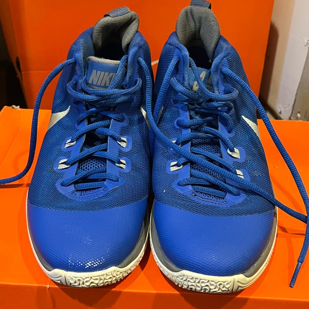 Basketball shoes